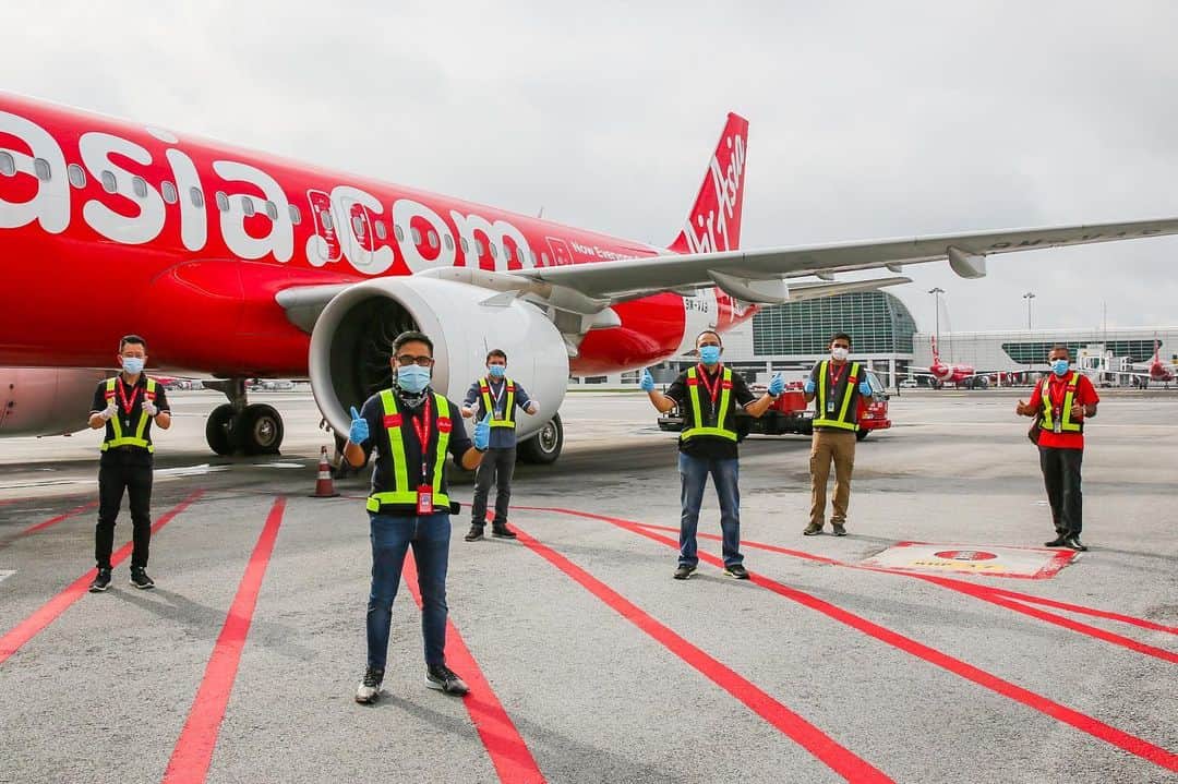 エアアジアのインスタグラム：「We are now back in the air!  The first #AirAsia flight after 32 days of hibernation has just taken off from klia2. We flew 151 guests who were returning to their hometown of Miri, Sarawak, Malaysia.  The new norm of travelling with higher attention to personal hygiene, social distancing and contactless boarding is now in place. We are definitely #InThisTogether!  Looking forward to seeing you soon! ✈️❤️」
