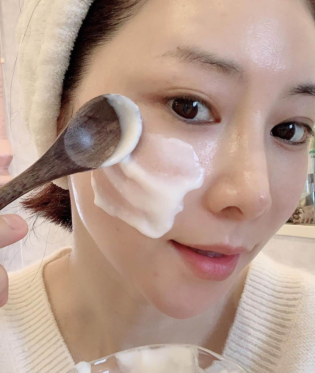 水谷雅子さんのインスタグラム写真 - (水谷雅子Instagram)「お家で手軽に出来るパック✨✨ ヨーグルトパックですよ！ ヨーグルトの上澄みパックと直接ヨーグルトパック 2パターン紹介しました😉✨ アメブロ、HＰに作り方とやり方を詳しく紹介しましたのでよかったら見て下さいね❣️ #お家で手軽にパック#肌のお手入れ #今朝の肌のお手入れ #ヨーグルトパック#上澄みパック #楽しくお手入れ #美白#ピーリング#美肌#角質ケア #美容オイル#保湿#masakoビューティーオイル #保湿は大事 #水谷雅子#水谷雅子beautybook50の私」4月29日 21時33分 - mizutanimasako