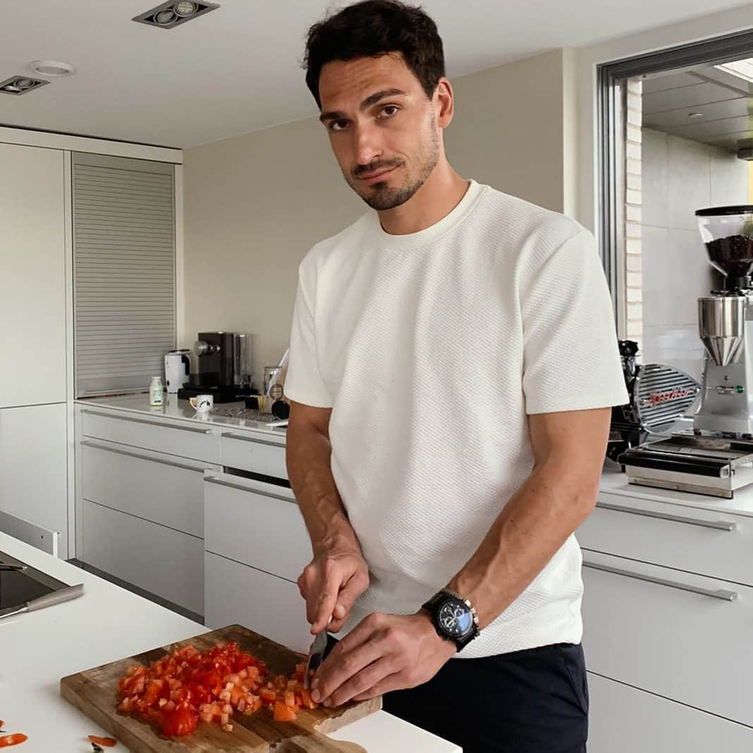 マッツ・フメルスのインスタグラム：「Some insights of my life at home right now - check my stories for more! 👨🏻‍🍳☕️🏋🏻‍♂️ Stay healthy & positive, guys! #BOSStogether @boss」