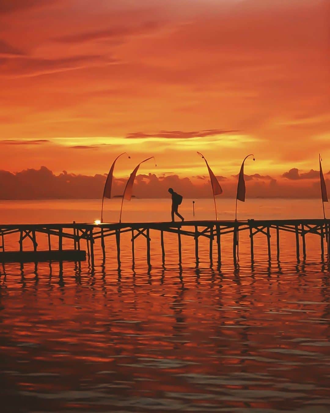 Koichiさんのインスタグラム写真 - (KoichiInstagram)「| My wonderful memories . . 赤道上の離島で出会ったこの夕焼けが忘れられない。インドネシアのラジャアンパットにて。 . Dusk of the pier Raja Ampat Dive Lodge, Raja Ampat, Indonesia Oct, 2018 . #neverstopexploring #travelathome #stayhome #GamanWeek .」4月29日 21時29分 - koichi1717