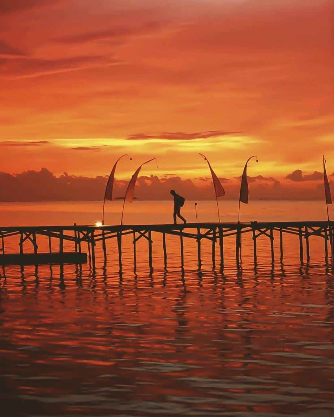 Koichiのインスタグラム：「| My wonderful memories . . 赤道上の離島で出会ったこの夕焼けが忘れられない。インドネシアのラジャアンパットにて。 . Dusk of the pier Raja Ampat Dive Lodge, Raja Ampat, Indonesia Oct, 2018 . #neverstopexploring #travelathome #stayhome #GamanWeek .」