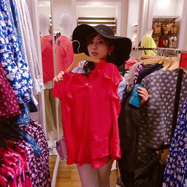 青木茉里奈のインスタグラム：「携帯の画像フォルダ📁見ていたら懐かしい写真が出て来た🤣 帽子は私物ではなく試着中ですw ここ1年近く洋服って買ってない気がする🤔 shoppingしたい✨試着好きなのですw ・ ・ ・ #懐かしい #写真 #アルバム #shopping」