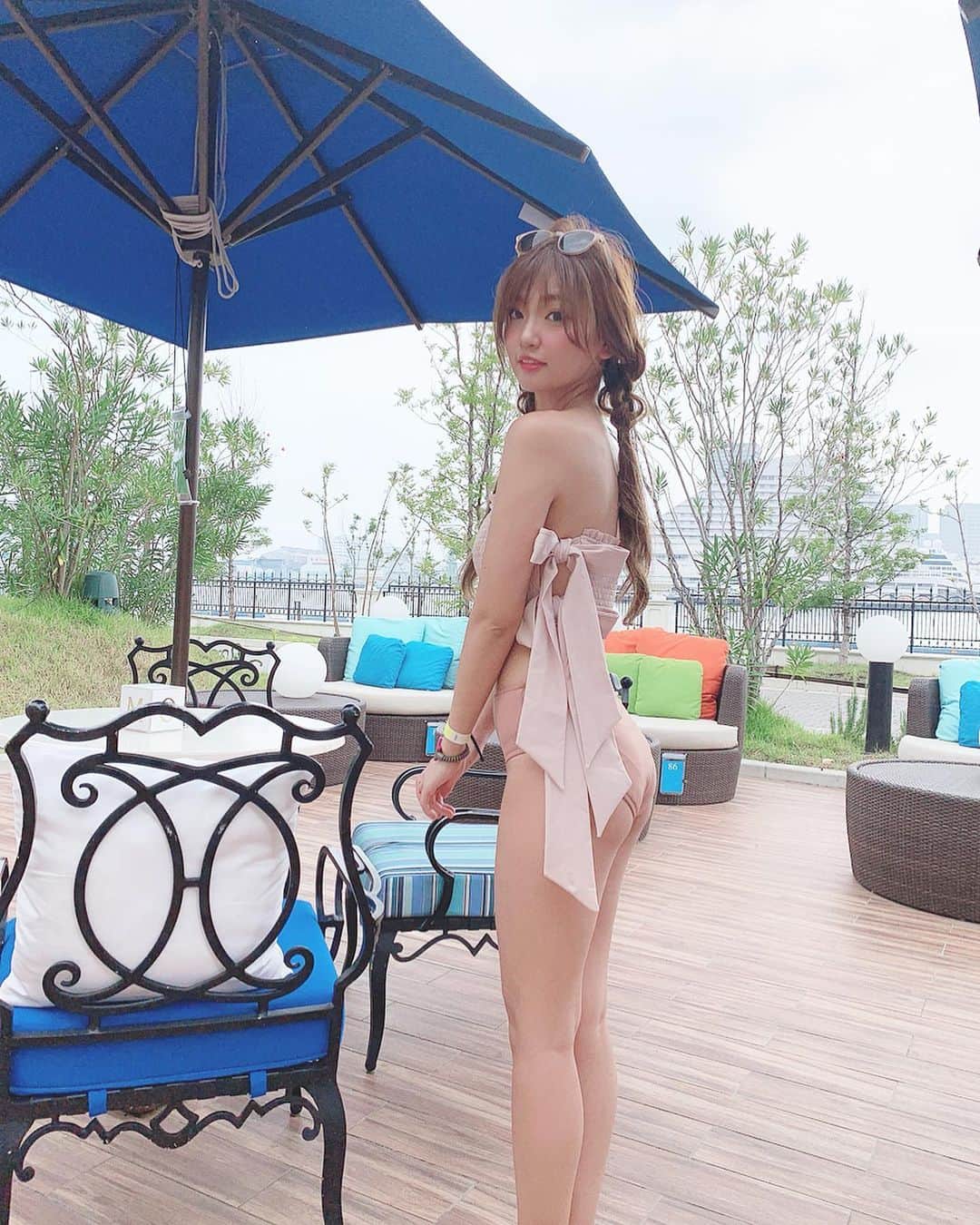 いっちゃん/嶋津 いつみのインスタグラム：「. . 今期絶対ゲットしたい💓って 思ってた水着を無事にゲット😍☝🏻✨ . . . . 手元に届くのが楽しみやなぁ❤️ . . . . . 今年は海で着れるかどうかは わからんけど😢👉🏻👈🏻💨 . . . . . . . 写真は去年 #いつメン で行った ホテル蓮 のプール🏝 . . 来年も来ようね‼︎って 話してたから行きたいなぁ😣💕 . . . この水着は👙 @herlipto  の去年のデザインやで🐰🌙 . . . . . #関西  #関西サロモ  #サロンモデル #サロモ #いっちゃん  #フリーモデル #関西モデル  #あざといっちゃん #かわいっちゃん #いっちゃんコーデ #ブライダルモデル #アレンジモデル #ヘアカラー  #ヘアアレンジ」