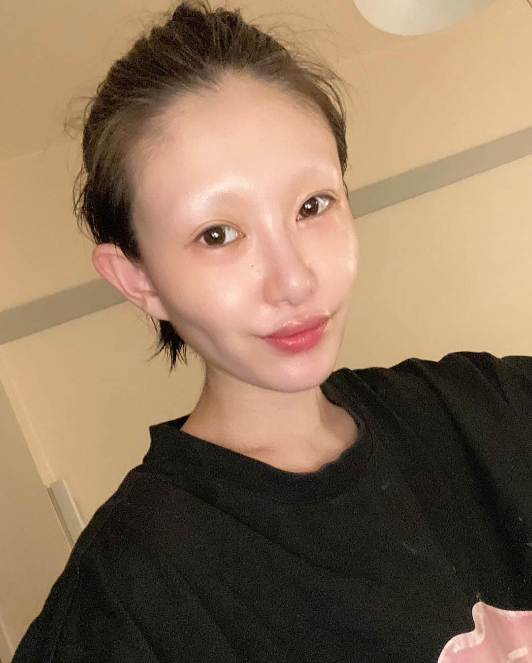 濱田茉奈さんのインスタグラム写真 - (濱田茉奈Instagram)「._ I'm going to keep my bath time beauty method while 10 years. 半身浴中のリアルタイムでInstagramのライブやった！ マジ緊張したwスリルww 短いけど顔と首鎖骨あたりのマッサージ法だよん。 10年続けてる毎日。基礎代謝上がったので痩せやすい身体を手に入れました👏🏻 是非ライブの方見てみてねー！._ #beauty #detox #how #way #美容　#massage #美容　#ビューティ　#manahamada #model #bath #time #thrill #action #fashion #濱田茉奈」4月29日 21時40分 - manahamada0222