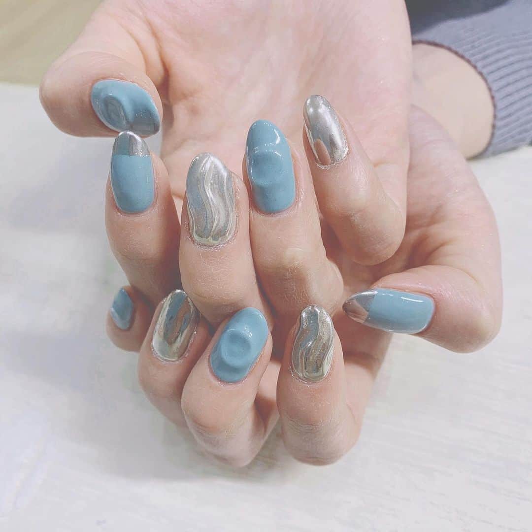 aya onoのインスタグラム：「まだもう少しネイルも変えられないなー いまの気に入ってるしいいけど、流石に伸びてきた笑  #ネイル#nail#ネイルデザイン#ネイルブルー#ミラーネイル#デザインネイル#ベイクドカラーネイル#なみなみネイル#ぷっくりネイル」