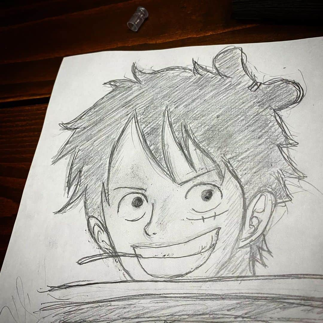 クリスタルボーイさんのインスタグラム写真 - (クリスタルボーイInstagram)「#ワンピース　#onepiece #ルフィ　#暇　#デッサン  #元美術部　#まだ高校に私の描いたデッサンがあるらしい笑 #漫画家は天才　#絵を描くキャラクターを生む才能、＃ストーリーを創る才能 #カメラ目線で最高のアングルを見つける才能…  映画のような壮大な作業を漫画家は1人でぜ〜〜〜んぶやってますよね…脱帽😭  暇過ぎてふと、ワンピースが超絶大好きなのに描いた事のないなと思って描いてみた  ルフィのバランス無茶苦茶難しい  尾田先生凄いわ  大幅な描き直しなしで良くここまで掛けた‼️ と自分を褒めておこう  嫁も一応ルフィと認識できる程度のクオリティ笑」4月29日 21時46分 - crystalboybpm