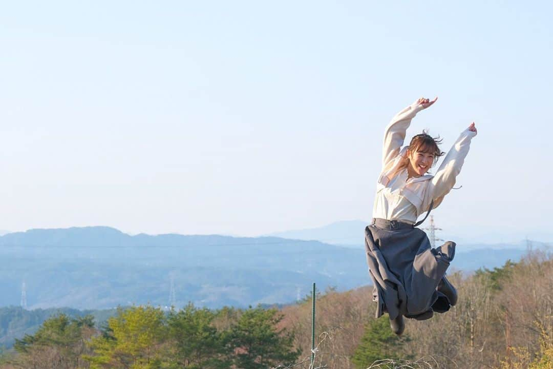 鎌田菜月さんのインスタグラム写真 - (鎌田菜月Instagram)「🌱🕊﻿ ﻿ ロケ終わりの1枚。﻿ いい天気で遠くの山まで見渡せた日でした！ ﻿ 明日は何しよう？と最近は前日に予定表を付けています。﻿ やらなければいけないことをやり切る生活から、また少し違う豊かさを感じてます☺️ ﻿ #過去pic #jump #bluesky #smile #ruru」4月29日 21時47分 - nacky_k829