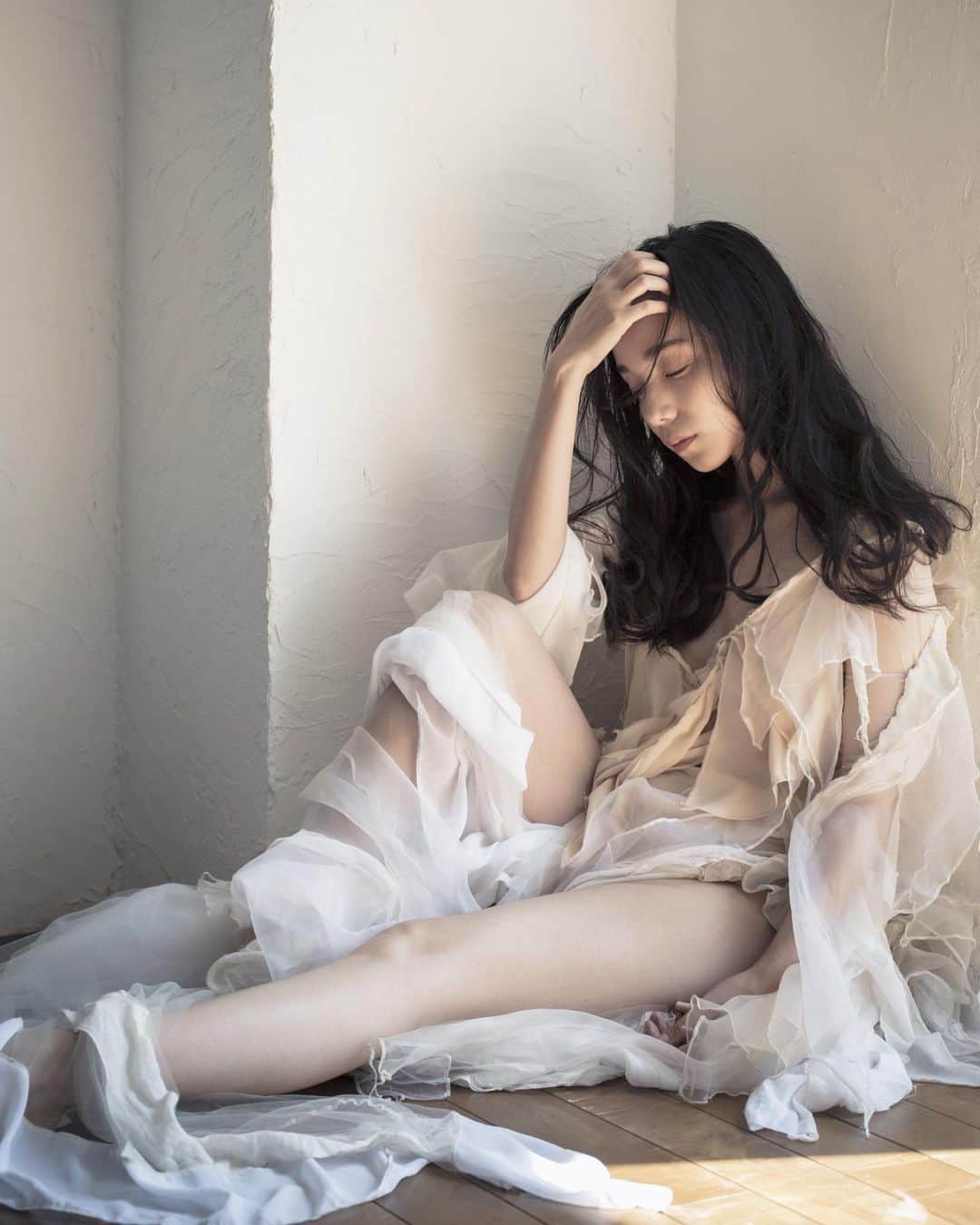 ARAKI SHIROのインスタグラム：「have a nice dream. . . . -archives- ph @ume_enity  model @kana_kuraki  costume by me . . . #ARAKISHIRO#FUKUOKA#costume#costumedesigner#portrait#portraitphotography#fashionphotography#model#portraitpage#sombrebeings#sombresociety#pr0ject_soul#themysterypr0ject#humanedge#pr0ject_uno#dark_infinity#sensuality#artphotography#_bodyart_#darkbeauty#福岡#ポートレート#撮影#被写体募集#衣装#コスチューム#アラキシロウ」