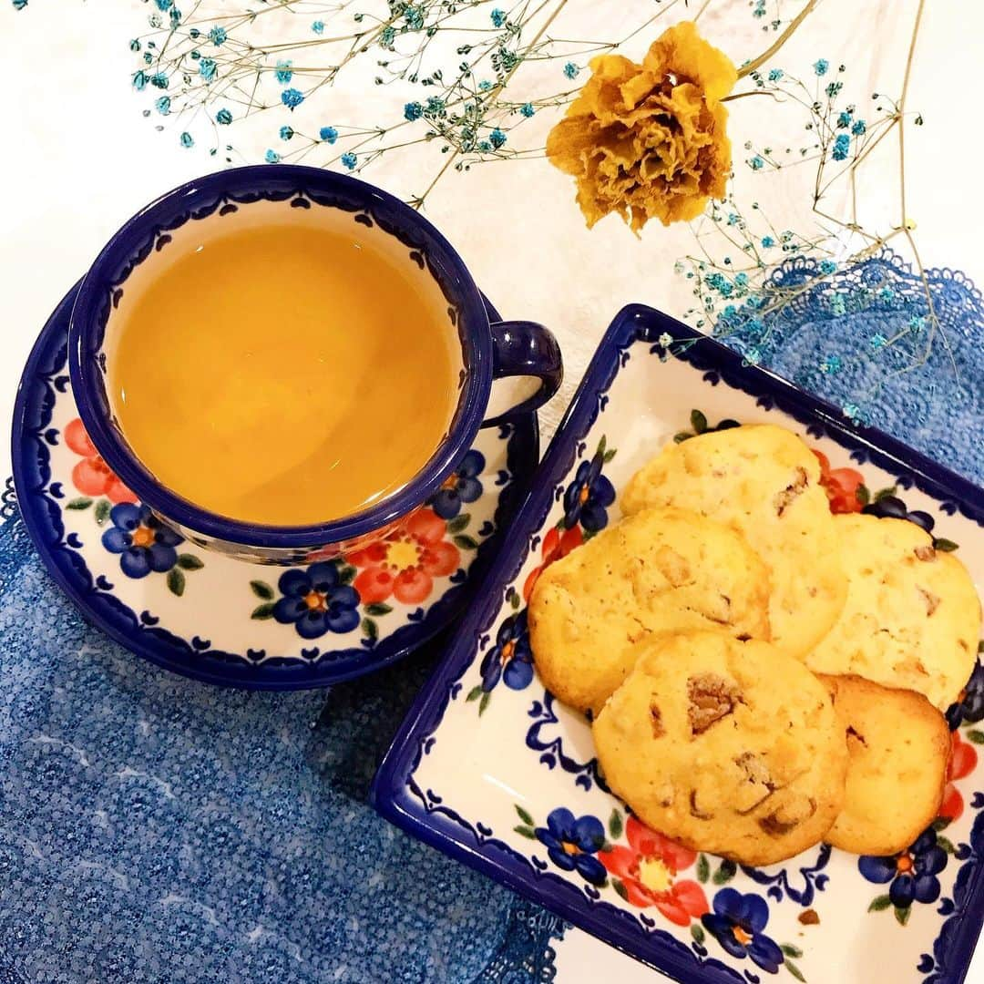 逢月あかりさんのインスタグラム写真 - (逢月あかりInstagram)「この前作ったドロップクッキー🍪 . . 形は良くないけど、味は美味しかった😋💕 クッキーにグラノーラをいれるとサクサク感があっておいしい✨ . . . . #アフタヌーンティー#食器#ツェラミカ#ポーランド#ポーランド食器#おうち時間 #食器集め#お菓子作り #クッキング#クッキー#ドロップクッキー#チョコチップクッキー #おうちカフェ #花#花のある暮らし #ドライフラワーのある暮らし #ドライフラワー#cafe#cake#coffee#tea #porland #afternoontea #cookies #cooking #sweets#flowers」4月29日 21時52分 - akari.ouzuki