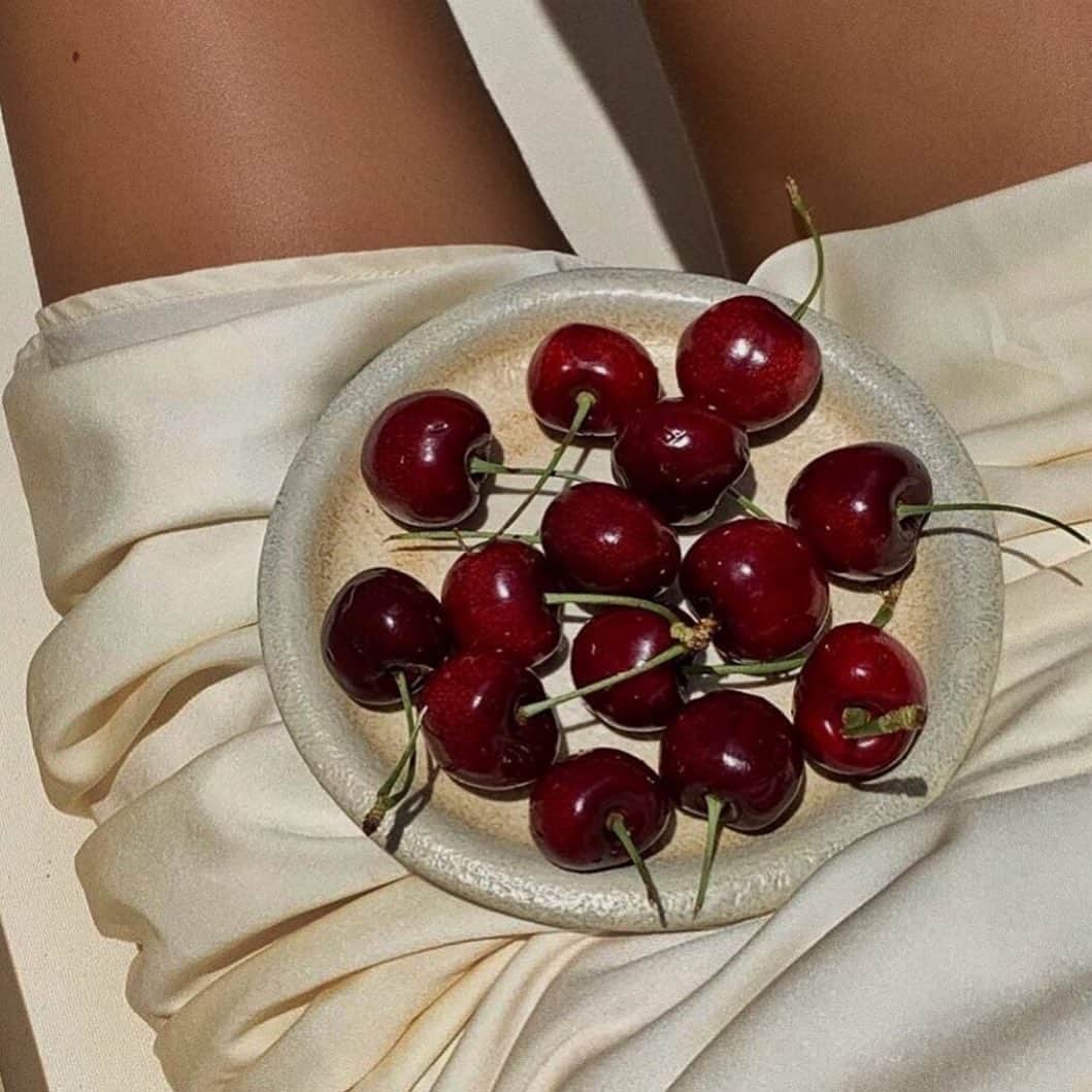 モード・ウェルゼンのインスタグラム：「🍒🍒 #mood」