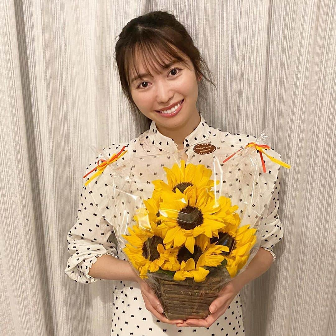 橘知衣代のインスタグラム：「. 2020.4.29 my birthday 今年も無事に元気に、誕生日迎えれました🎂 お父さんとお母さんから、私の大好きなひまわりのお花をもらいました🌻 ひまわりみたいな人間になりたいってずっと思ってて、ひまわりが大好き💕 お家時間をパッと明るくさせてくれそう🥰💓 コロナおさまったらまずはじめに、大阪帰りたいなぁ🚄 #0429 #mybirthday #みんなにありがとう」