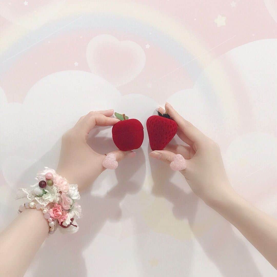 伊藤芽衣さんのインスタグラム写真 - (伊藤芽衣Instagram)「ただいま﻿ Kawaii⭐︎Starsでは﻿ 5/1まで、﻿ ﻿ 公式Twitterにて﻿ 通販対応を行なっています…！﻿ ﻿ かわいい作品ばかりなので﻿ ぜひご覧いただけたら﻿ うれしいです…♡﻿ ﻿ めいも﻿ たくさん﻿ お迎えさせていただいています♡﻿ ﻿ いつもインスタにも﻿ たくさんアップしているけれど。﻿ ﻿ きょうは﻿ めいちの﻿ ﻿ "DOTDOG さんコレクション"を﻿ アップします♡﻿ （@dotdog0712 ） ﻿ DOTDOG さんのリングが﻿ 大好きでたくさん﻿ 愛用させていただいています♡﻿ ﻿ シュガーキャンディーリングと﻿ ゼリーリングは組み合わせて﻿ 2個づけするのも好きです！﻿ ﻿ どの作品も合わせやすいから﻿ いくつも欲しくなっちゃう魔法。﻿ ﻿ 1枚めに一緒に﻿ うつってる﻿ ピンクのきらきらポーチは﻿ ﻿ Moon Primさんの作品で （@moonprim ﻿） ﻿ こちらもカワスタで﻿ お迎えしました！﻿ ﻿ マチがしっかりあるので﻿ 繊細なハンドメイドの﻿ アクセサリーを持ち歩くのに﻿ ぴったり！﻿ ﻿ 持ち運び用の﻿ アクセサリーポーチとして﻿ 使用しています♡﻿ ﻿ こんな時期ですが…﻿ ﻿ めいはいつでも﻿ かわいいものに元気や﻿ 活力をもらっているので…。﻿ ﻿ すこしでも。﻿ また誰かの癒しに﻿ なれたらいいなと思います♡﻿  #カワスタ　#kawaiistars﻿ #ハンドメイド　#ハンドメイドアクセサリー﻿ #handmade #可愛いものが好き﻿ #アクセサリー　#リング　#リングコーデ #pink」4月29日 22時00分 - itoumei
