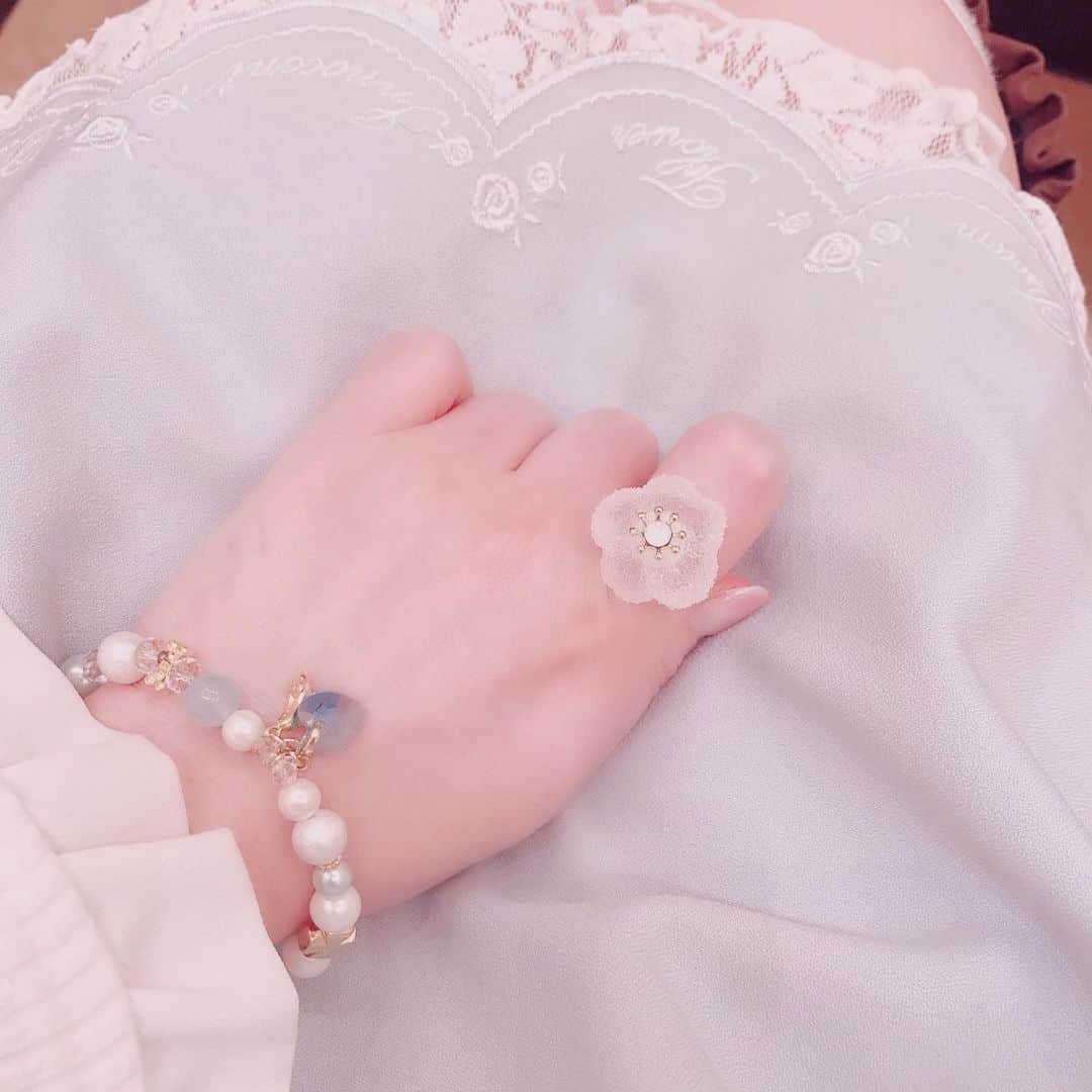 伊藤芽衣さんのインスタグラム写真 - (伊藤芽衣Instagram)「ただいま﻿ Kawaii⭐︎Starsでは﻿ 5/1まで、﻿ ﻿ 公式Twitterにて﻿ 通販対応を行なっています…！﻿ ﻿ かわいい作品ばかりなので﻿ ぜひご覧いただけたら﻿ うれしいです…♡﻿ ﻿ めいも﻿ たくさん﻿ お迎えさせていただいています♡﻿ ﻿ いつもインスタにも﻿ たくさんアップしているけれど。﻿ ﻿ きょうは﻿ めいちの﻿ ﻿ "DOTDOG さんコレクション"を﻿ アップします♡﻿ （@dotdog0712 ） ﻿ DOTDOG さんのリングが﻿ 大好きでたくさん﻿ 愛用させていただいています♡﻿ ﻿ シュガーキャンディーリングと﻿ ゼリーリングは組み合わせて﻿ 2個づけするのも好きです！﻿ ﻿ どの作品も合わせやすいから﻿ いくつも欲しくなっちゃう魔法。﻿ ﻿ 1枚めに一緒に﻿ うつってる﻿ ピンクのきらきらポーチは﻿ ﻿ Moon Primさんの作品で （@moonprim ﻿） ﻿ こちらもカワスタで﻿ お迎えしました！﻿ ﻿ マチがしっかりあるので﻿ 繊細なハンドメイドの﻿ アクセサリーを持ち歩くのに﻿ ぴったり！﻿ ﻿ 持ち運び用の﻿ アクセサリーポーチとして﻿ 使用しています♡﻿ ﻿ こんな時期ですが…﻿ ﻿ めいはいつでも﻿ かわいいものに元気や﻿ 活力をもらっているので…。﻿ ﻿ すこしでも。﻿ また誰かの癒しに﻿ なれたらいいなと思います♡﻿  #カワスタ　#kawaiistars﻿ #ハンドメイド　#ハンドメイドアクセサリー﻿ #handmade #可愛いものが好き﻿ #アクセサリー　#リング　#リングコーデ #pink」4月29日 22時00分 - itoumei