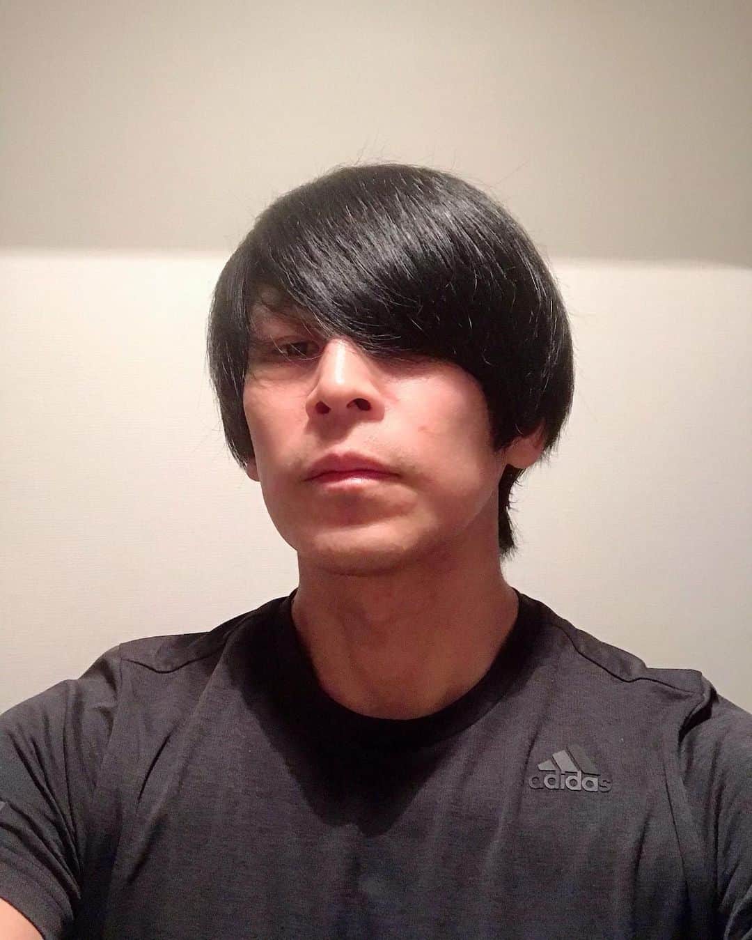 宮上元克のインスタグラム：「‪コロナで引きこもってたら髪がエラい事になってました...‬ ずっとキャップ被ってたので気付かなかった😂」