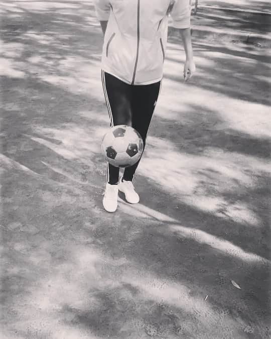 西山なずなのインスタグラム：「. #リフティング練習 ⚽️ リフティング自体はできるようになってきたけん、 今は上げ技の練習中！🥴 かっこよくできるようになりたいな〜 完璧にできるようになったら動画載せる🙄笑」
