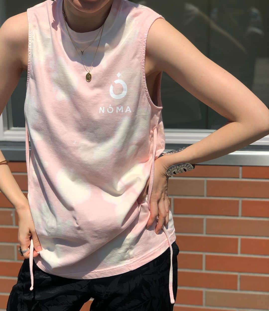 長尾悦美さんのインスタグラム写真 - (長尾悦美Instagram)「@noma_textiledesign × @style_and_edit_takashimaya  Limited Edition  Tシャツ、ノースリーブもオススメ☺︎ バックプリントがかわいい‼︎ T シャツはネイビーのみ。 ノースリーブはネイビー、ピンクの2色展開です。  サイズ　フリー ¥13,200 税込  #styleandedit  #takashimaya  #nomatd #limitededition  #タカシマヤファッションスクエア」4月29日 22時04分 - yoshiminagao