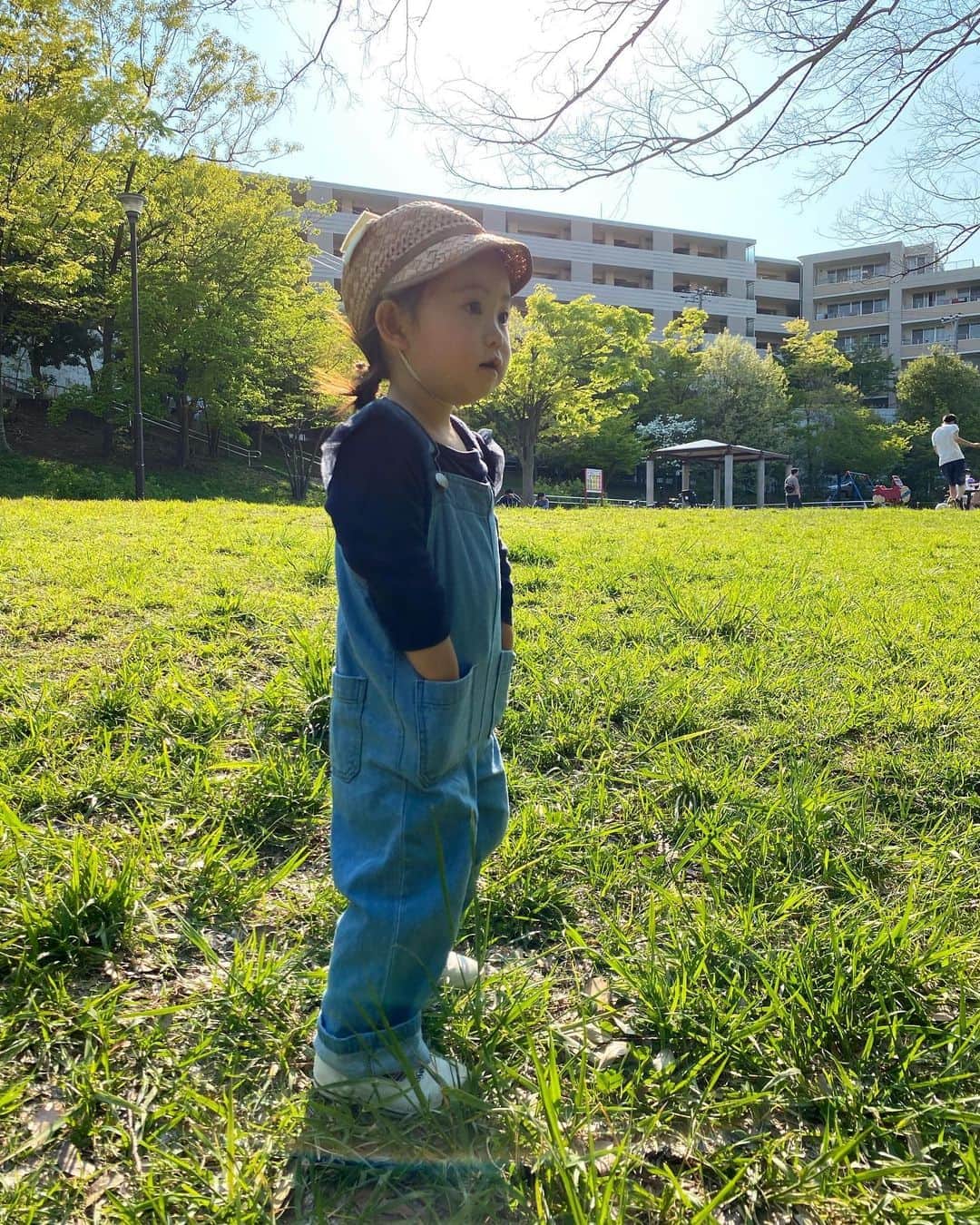 木口亜矢のインスタグラム：「このサイズ感 たまらない。  #2歳5ヶ月  #kidsfashion  #petitmain」