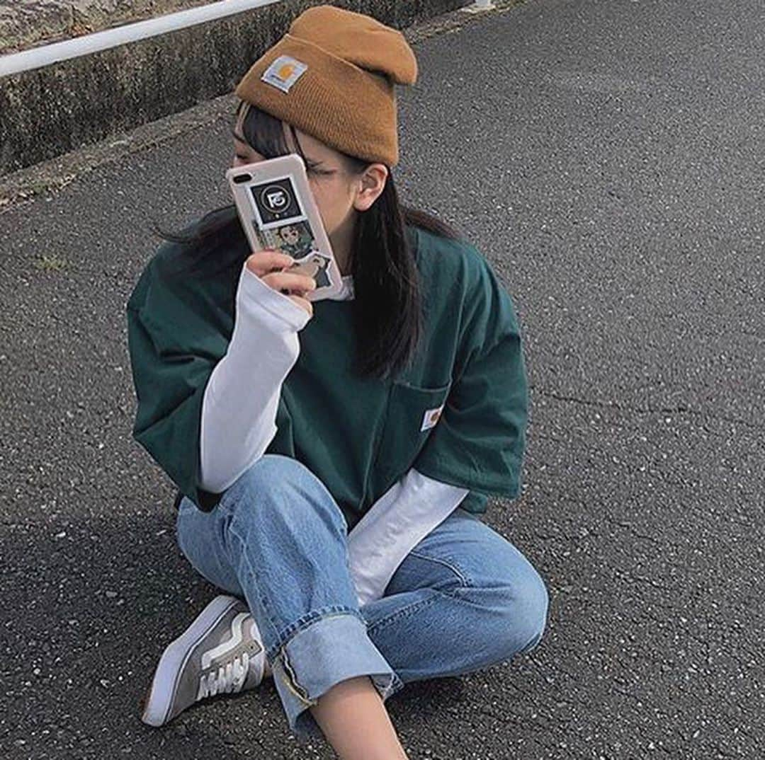 古着女子さんのインスタグラム写真 - (古着女子Instagram)「\ メンズライクに着るカーハート！👕 /﻿ ﻿ もう直ぐ活躍の季節になるカーハートtシャツ！﻿ 今回はそんなカーハートTシャツの着こなしをご紹介いたします🙆‍♀️﻿ ﻿ 🍏カーハートt×だぼパンツ﻿ カーハートTシャツに合わせていただきたいのがダボっとしたオーバーサイズのパンツ！デニムやチノパンをゆるっと合わせるとメンズライクな着こなしに✨﻿ ﻿ 🍏カーハートt×ロンt﻿ カーハートTシャツ１枚ではまだ肌寒い季節にはロンTと重ね着してきこなすのがおすすめ！リュックと合わせてメンズライク女子に🌸﻿ ﻿ みんなも是非参考にして見てね！﻿ ﻿ ﻿ ﻿ ﻿ ﻿ 🏡古着女子がプロデュースする古着ショップを紹介🏡﻿ ・9090 ナインティナインティ @9090s_ 👖👟﻿ ・Spoon  スプーン  @spoon__store 🥄✨﻿ ・nemne ねんね @nemne_store 🌿🥛﻿ ﻿ ﻿ 🌼公式LINE@→@furuzyo で検索🌼﻿ LINE@だけのお知らせや古着の疑問にも答えます！﻿ ﻿ ﻿ 古着を素敵に着こなしてる女性の方をRepostでご紹介させていただきます🐒写真は全てご本人様に【掲載許諾】をとっております💓﻿ ﻿ ﻿ ﻿ ﻿ ﻿ #古着 #古着好きさんと繋がりたい #古着女子 #古着男子 #フルジョ #フルダン #メンズライク #メンズライクコーデ #メンズライク #お洒落さんと繋がりたい #カーハート #カーハートtシャツ #carhartt #リュック #リュック女子 #メンズライク女子 #デニム #デニムコーデ #ジーンズ #オーバーサイズ #ゆるだぼコーデ」4月29日 22時09分 - furuzyo