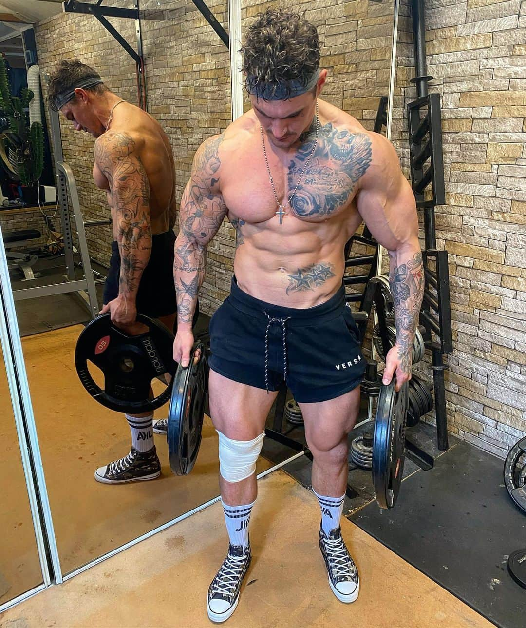 ロス・ディッカーソンさんのインスタグラム写真 - (ロス・ディッカーソンInstagram)「#injury Damn I’m getting old👴Who can guess my age🙈? #youngatheart - Leg Day Essentials | Shorts By @versa_forma Check Them Out & Use Code: ‘ROSS15’ - #dickersonross #aesthetic」4月29日 22時17分 - dickersonross