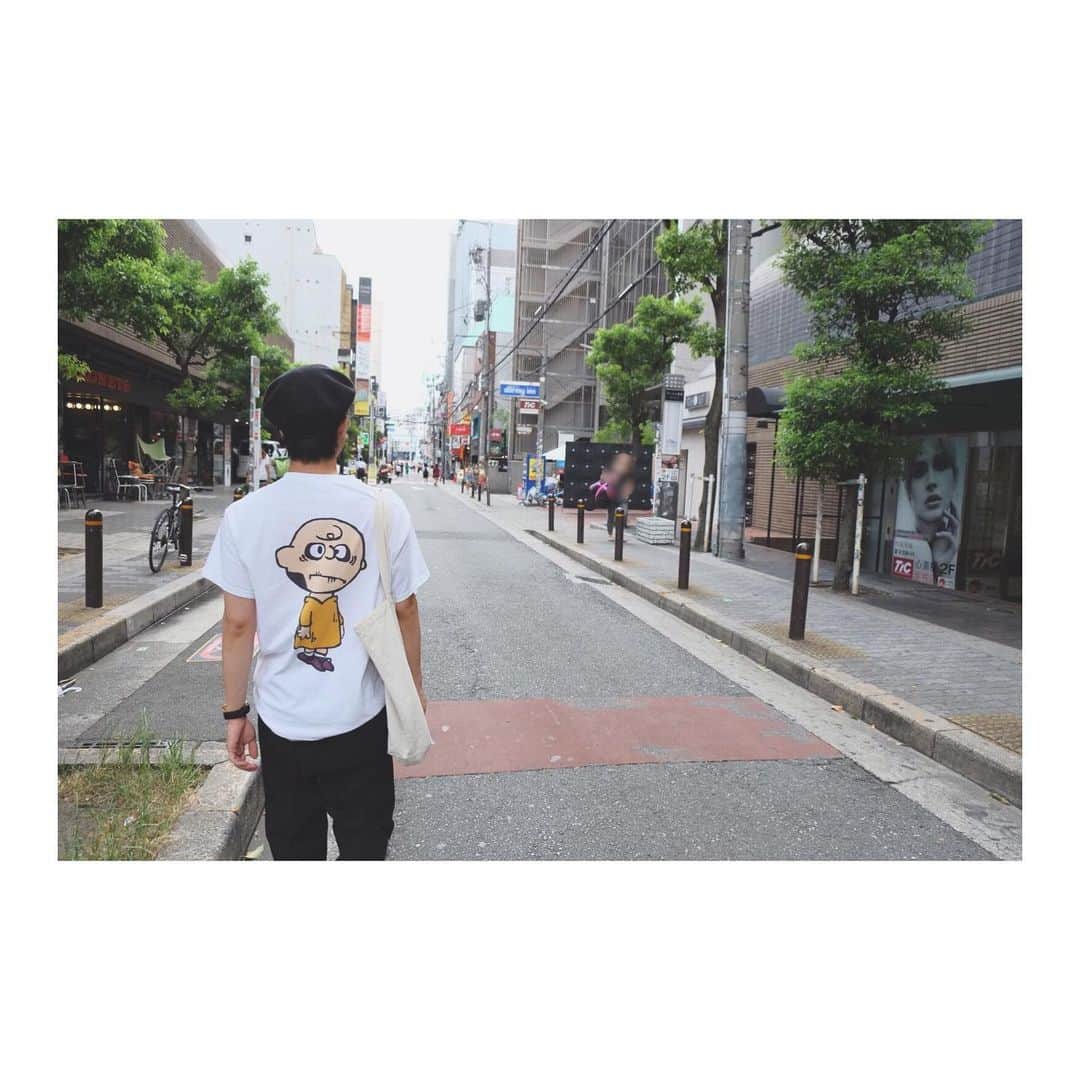 のインスタグラム：「. いつかの夏服写真 お気に入りのTシャツ。  みなさんいかがお過ごしですか？  #じゅんやのしふく #夏服  #チャーリーブラウン」
