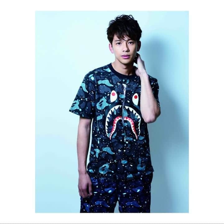 森崎ウィンのインスタグラム：「聞いてくださいな(^o^) 4/30発売の A BATHING APEの最新ブランドブックに出演致します(^o^) 全国の書店で発売予定ですっせ〜(^o^) インターネット書店 e-hon セブンネットショッピング ローソンHMV＆BOOKS などでチェック出来ます(^o^) 是非、是非!! @bape_japan @bape_us @multimedia_tkj  #森崎ウィン  #winmorisaki  #この時写真若い」