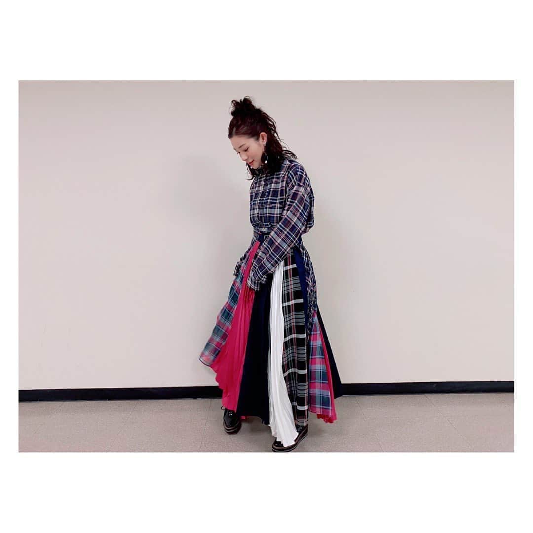 足立梨花さんのインスタグラム写真 - (足立梨花Instagram)「チコちゃんに叱られる﻿ ﻿ 鈴木雅之さんと！﻿ 最後に写真撮りましょうと言ってくださいました…﻿ 優しい😂﻿ ﻿ ﻿ ﻿ シャツ﻿ スカート﻿ @ezumi.official﻿ ﻿ ピアス﻿ @0910.tokyo」4月29日 22時33分 - adacchee