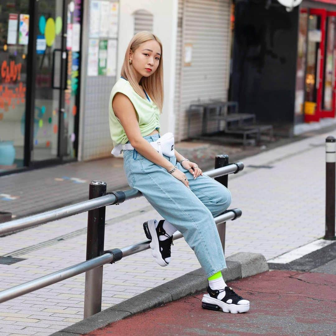 アトモスガールズ/atmos girlsさんのインスタグラム写真 - (アトモスガールズ/atmos girlsInstagram)「. 5/2(SAT)より発売のNIKEの新作サンダル、"WMNS AIR MAX KOKO SANDAL"。 チャンキーなソールでトレンド感溢れるデザイン。夏のマストアイテムのハイテクバージョンに仕上がっています。スポーティーな中にもレディライクなシルエットや厚底感がポイントでスカートにもパンツにも合わせやすい一足です。 5/2(SAT)より発売。ぜひお見逃しなく✨ . #atmos#atmospink#nike #アトモス#アトモスピンク#ナイキ#サンダル」4月29日 22時43分 - atmos_pink_official