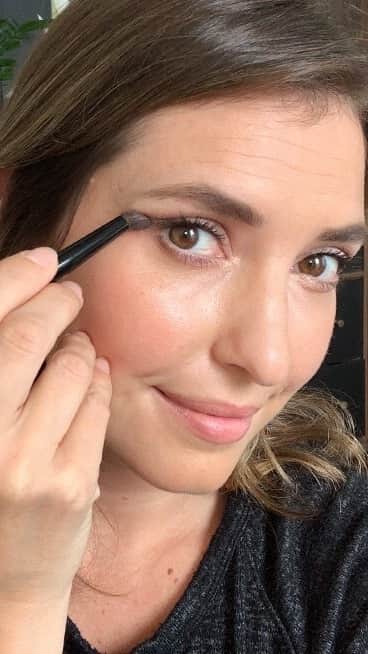 のインスタグラム：「You asked, we listened. Today, Carly shows us her simple makeup techniques for hooded eyes.  All you need is our Pro Artist Eye Kit. Click link in bio to shop.  IN THE KIT: Full-Size Long-Wear Cream Shadow Stick in Nude Beach Full-Size Long-Wear Cream Shadow Stick in Golden Pink Full-Size Long-Wear Cream Shadow Stick in Golden Bronze Mini Smokey Eye Mascara Mini Long-Wear Gel Eyeliner in Black Ink Mini Ultra Fine Eyeliner Brush  #bobbibrown #bobbibrownconnects #hoodedeyesmakeup」