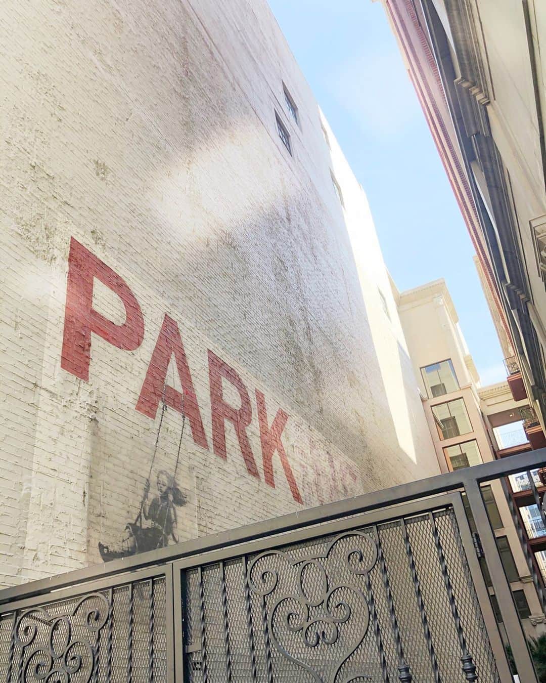 渡辺真実絵さんのインスタグラム写真 - (渡辺真実絵Instagram)「. . Banksy & Sky」4月29日 22時52分 - mamu________________