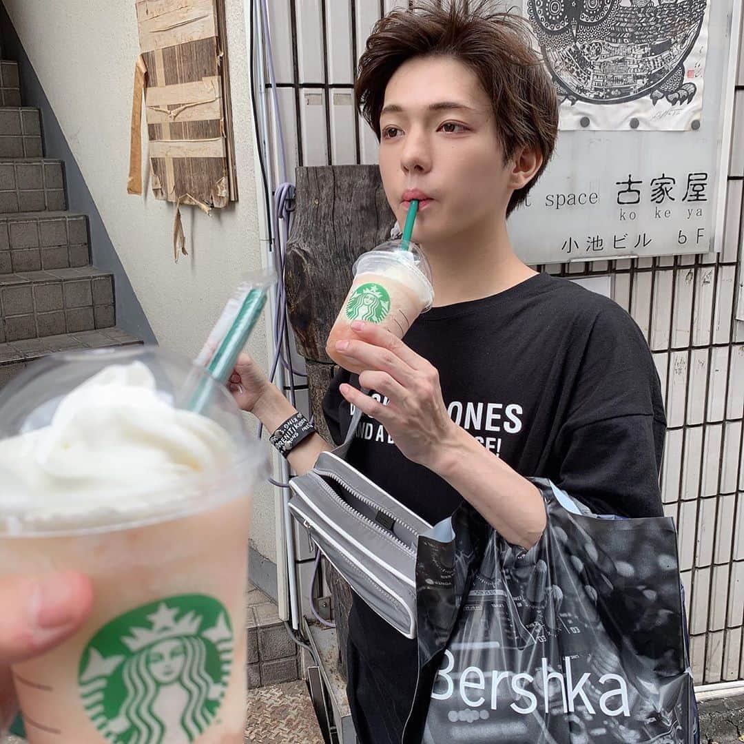 こんどうようぢのインスタグラム：「あー、スタバ飲みたくなるね。 何味飲んでるかわかるかなー？  #昔の載せたか載せてないか覚えてない写真を載せる」