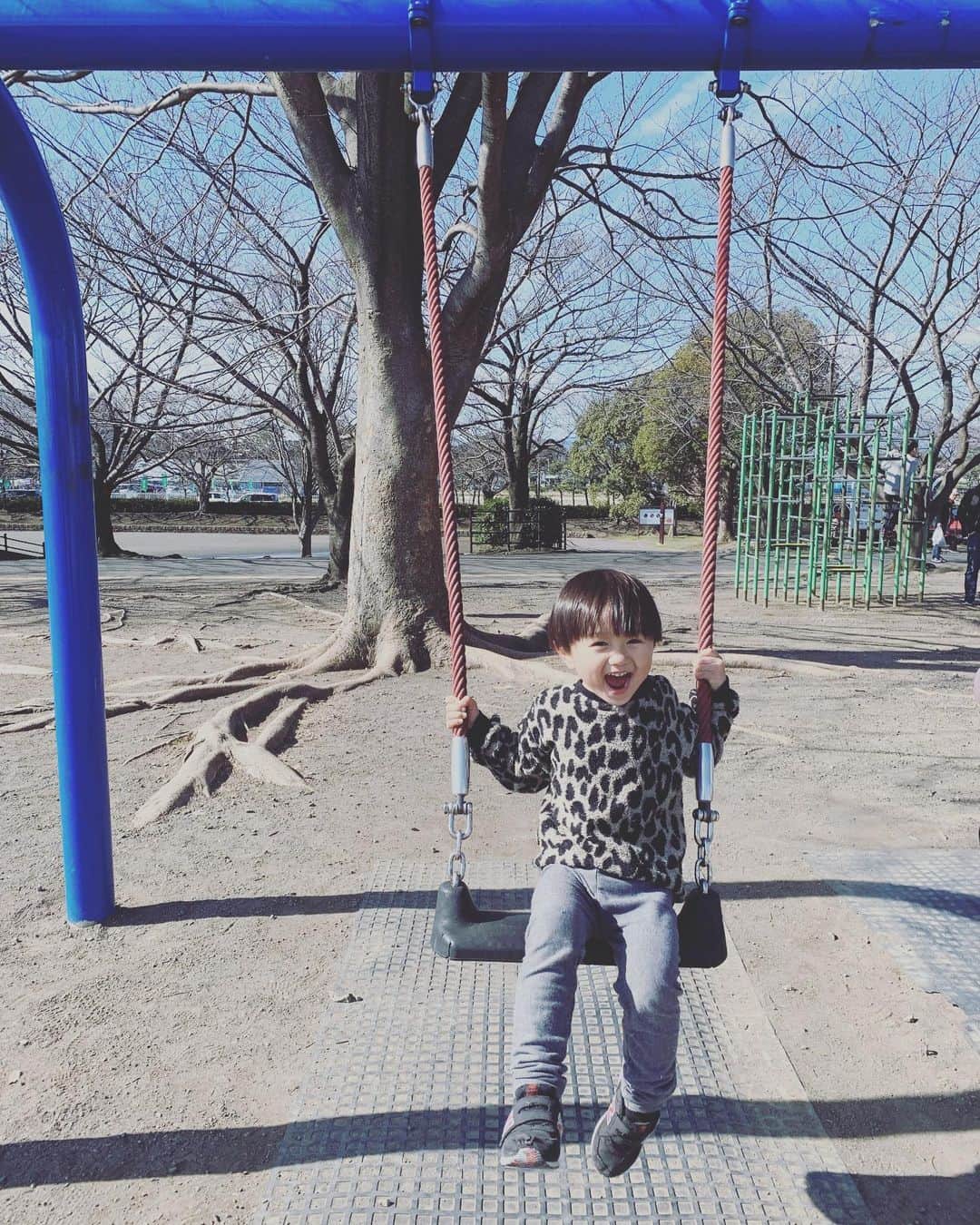 川上璃子（梅崎司の妻）のインスタグラム：「公園に行ける日はいつかなぁ。 ＃いつかの写真#コロナに負けるな #世の中の母たち頑張りましょう😭」