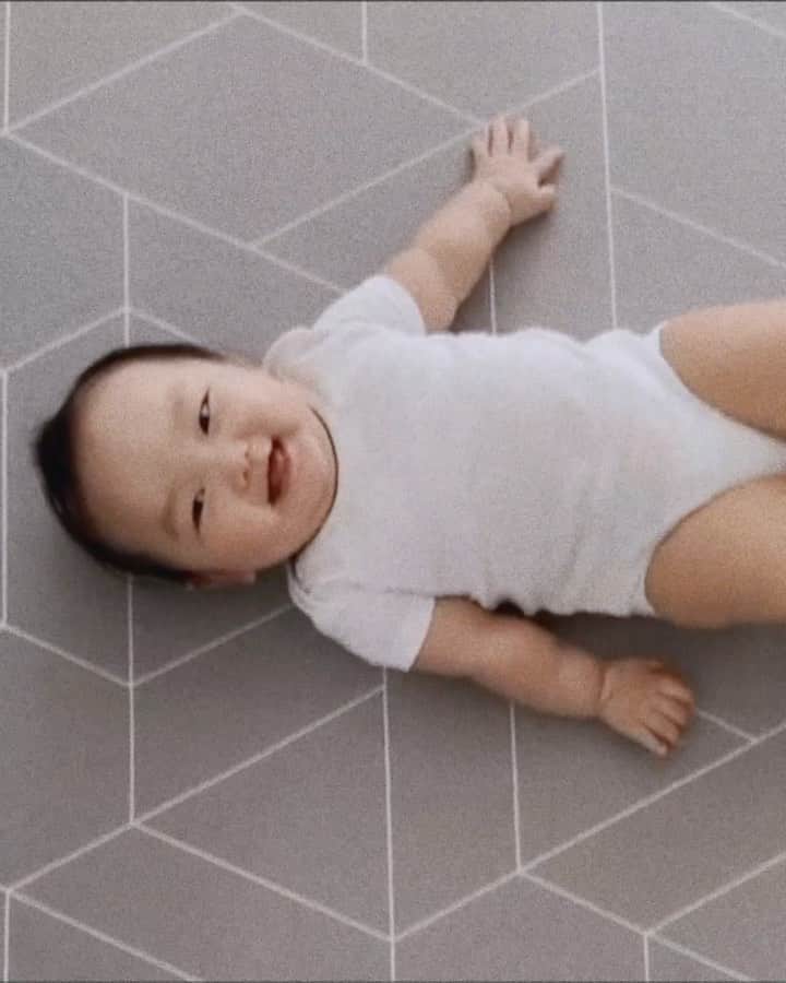 MOMOツインズのインスタグラム：「Documenting his first roll. Such a precious moment! This potato had been doing his half-turns for quite some time now. One for the memories ❤️ #7monthsold #happyflaps」