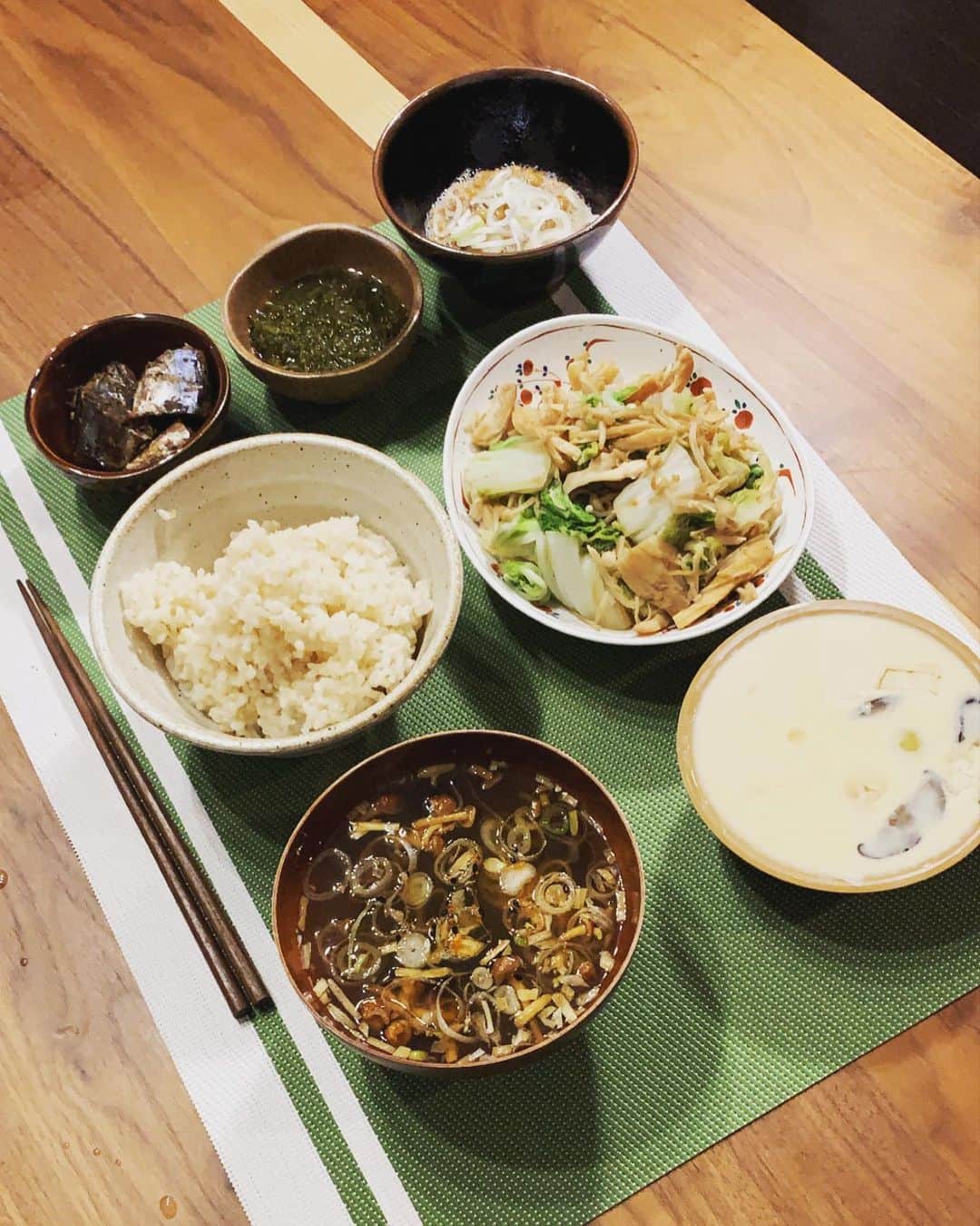 小柳津林太郎のインスタグラム：「Cooking is the most creative activity... 最近自炊率が格段と高まったっす🤓料理は昔から、創作活動と位置付けて、クリエティブな活動に駆られた時だけ、ごくたまに作ってたんですが（三ヶ月に一回ぐらい）なんだろうか、この料理意欲！？w  きっかけはコロナかもしれませんが、本格的な純豆腐チゲをつくりたくなったのも、 #梨泰院クラス の影響ですなw 中途半端なキノコカット🍄も #パクセロイ のせいだ！w  写真1 鶏、白菜とエノキ炒め メカブ、納豆、イワシの佃煮 ナメコの味噌汁 茶碗蒸し（セブン） 玄米  写真2,3,5 純豆腐チゲ たまにキムチチゲ  写真4 鶏胸肉とブロッコリー ※お店：究極のブロッコリーの真似  写真6 鶏肉、玉葱とじゃがいもの焼酎煮 大根と青菜の野菜スープ  こうしてみると、全くポートフォリオが組めていない。偏りが強いっすw  皆さん、今年のGWは辛抱が必要かもしれませんが、みんなで料理しましょう😇たまにデリバリーも頼みつつ（外食産業もサポートしなければです）  #料理 #男料理 #おうちごはん  #cooking #homecooking」