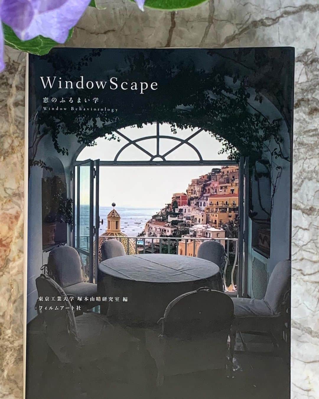 風間ゆみえのインスタグラム：「７日間ブックカバーチャレンジ📘" #bookcoverchallenge  @sadamayumi  @kayokohirao ふたりからのバトン  これは読書文化の普及に貢献するためのチャレンジで、好きな本を1日一冊、７日間投稿。本についての説明は必要なく、表紙画像だけをアップ。更に、その都度一人の友達を招待し、このチャレンジへの参加をお願いするというルールです。  3冊目は『window scape』窓のふるまい学  窓が好きです。 窓には忘れられない記憶がたくさんあります。  光と風  たまりの窓 にじみの窓 彫刻する窓 光の部屋 影の中の窓 風の中の窓 庭の中の窓  人とともに  はたらく窓 通り抜けの窓 座りの窓 眠りの窓 見物の窓  この本のカバーを撮影しながら、今更気付いたけど、そっか、ポジターノの窓。 この席で、シャンパンの並ぶブュッフェの朝食をいただいたな、懐かしい景色。. . . そして3冊目のバトンは、スペインが好きで良く旅をしていた、俳優、タレントの今井翼くんへ @tsubasaimai_official  スペインにも素敵な窓たくさんあるよね〜☺️✨ 美味しいワインに美味しいものばかり食べて窓の記憶はないかな、笑  あまり読書しないと話していたけど、どんなブックカバーになるかな📘✨ よろしくね😊‼︎」