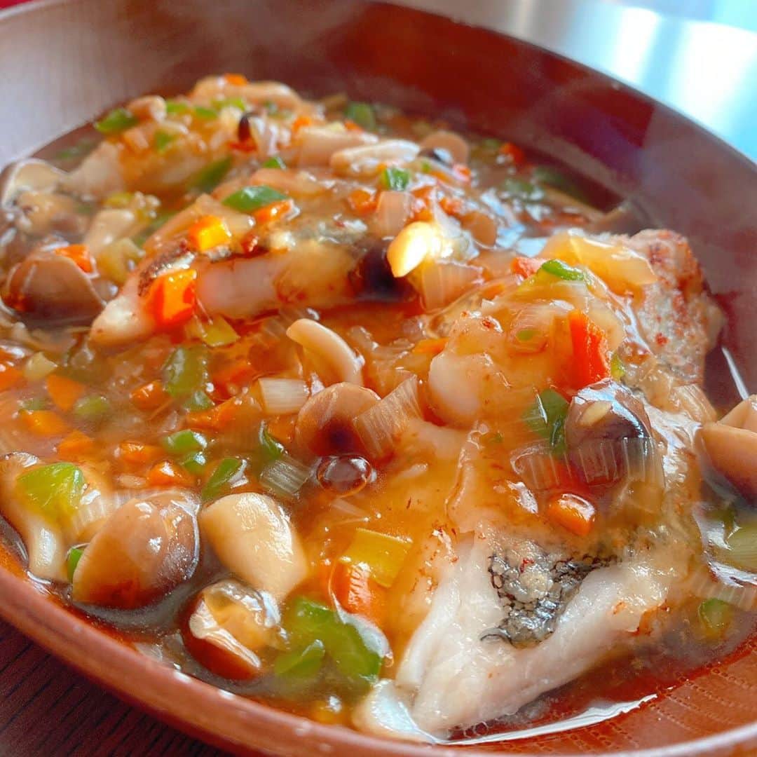 山西章博のインスタグラム：「今日のご飯。タラのあんかけなのさ！ #タラのあんかけ  #息子も食べるので #今回お酢は入れてない #酸っぱいの嫌い #大人は後入れ #初心者主夫」