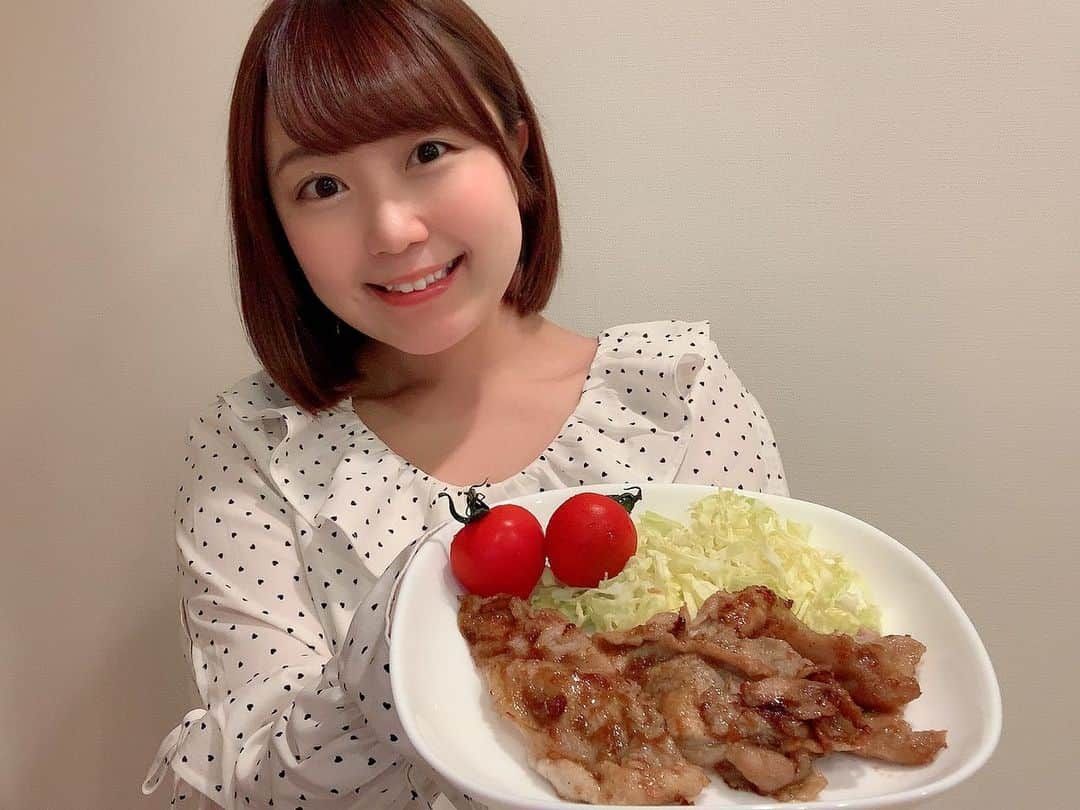 嶋梨夏さんのインスタグラム写真 - (嶋梨夏Instagram)「今日は生姜焼きを作りました〜っ🍚💓《①豚ロース肉4枚に塩こしょう、薄力粉を軽くつけて軽く焼く②しょうゆ大さじ1・お酒小さじ2・みりん小さじ2・お砂糖小さじ2・擦り下ろした生姜小さじ2を混ぜて、豚肉にかけて、少し煮たったら完成》👩🏻‍🍳✨✨薄い豚ロース肉で作ったのですぐに焼けてちょっと縮んじゃったけど生の生姜を擦って作ったので香りも良くて美味しかったです🥰✨✨✨ #おうち時間 #うちで過ごそう #stayhome #うちなに #おうちごはん #自炊 #しょうが焼き #生姜焼き #豚の生姜焼き #和食 #アラサー女子 #丸顔 #ショートボブ #ぷに子 #ぽっちゃり女子 #すっぴん #photooftheday #JAPAN #japanesegirl #avex #avexmanagement #instagood #followme #シマリカご飯 #ricashima #嶋梨夏」4月29日 23時14分 - shimarica_jp