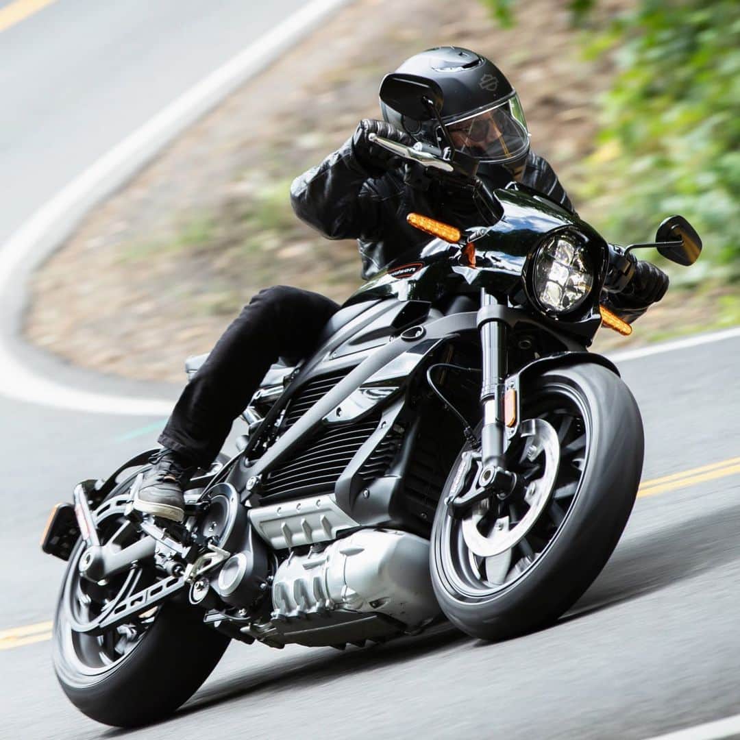 Harley-Davidson Japanさんのインスタグラム写真 - (Harley-Davidson JapanInstagram)「昂らずにはいられない。#ハーレー #harley #ハーレーダビッドソン #harleydavidson #バイク #bike #オートバイ #motorcycle #livewire #elw #電動バイク #electricbike #ev #ライド #ride #ワインディング #winding #道 #road #昂り #aggression #2020 #自由 #freedom」4月29日 23時16分 - harleydavidsonjapan