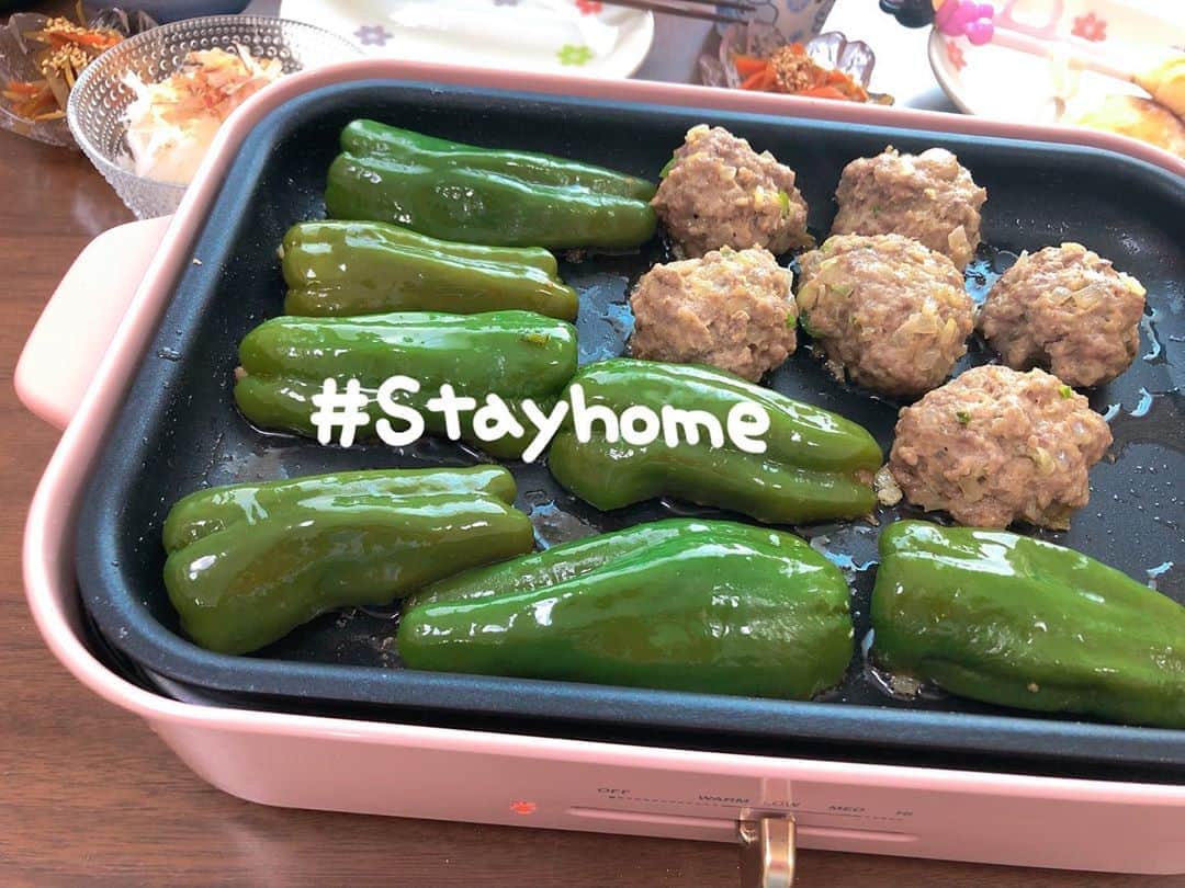南まりかのインスタグラム：「. 今日のBRUNOランチは、ピーマンの肉詰め🍴 と、余ったお肉でハンバーグ🤔  そして娘の安定のお手伝い🙌  #bruno #ホットプレート #ランチ #お昼ご飯  #おうち時間 #おうちごはん #ピーマンの肉詰め  #3歳女の子 #女の子のママ #お手伝い」