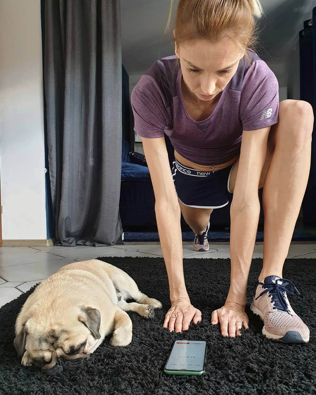 イガ・バウムガルトさんのインスタグラム写真 - (イガ・バウムガルトInstagram)「Tak właśnie kończy się trening z Carlosem 😊 ale każdego dnia mój mały Pączuś mnie bardzo wspiera!  #workhard #training #trainingmotivation #workout #newbalancepoland #mops #dog #puglife #pug #puglove」4月29日 23時28分 - iga.co.smiga