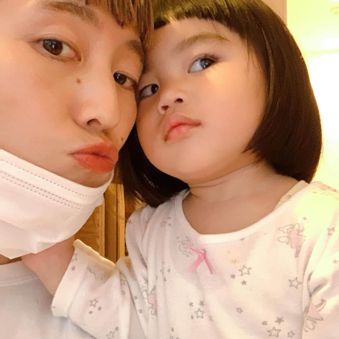 小松美緒のインスタグラム：「おこととわたし。  #なかなか2ショットが撮れない  #もうすぐ2歳  #とおばちゃん」