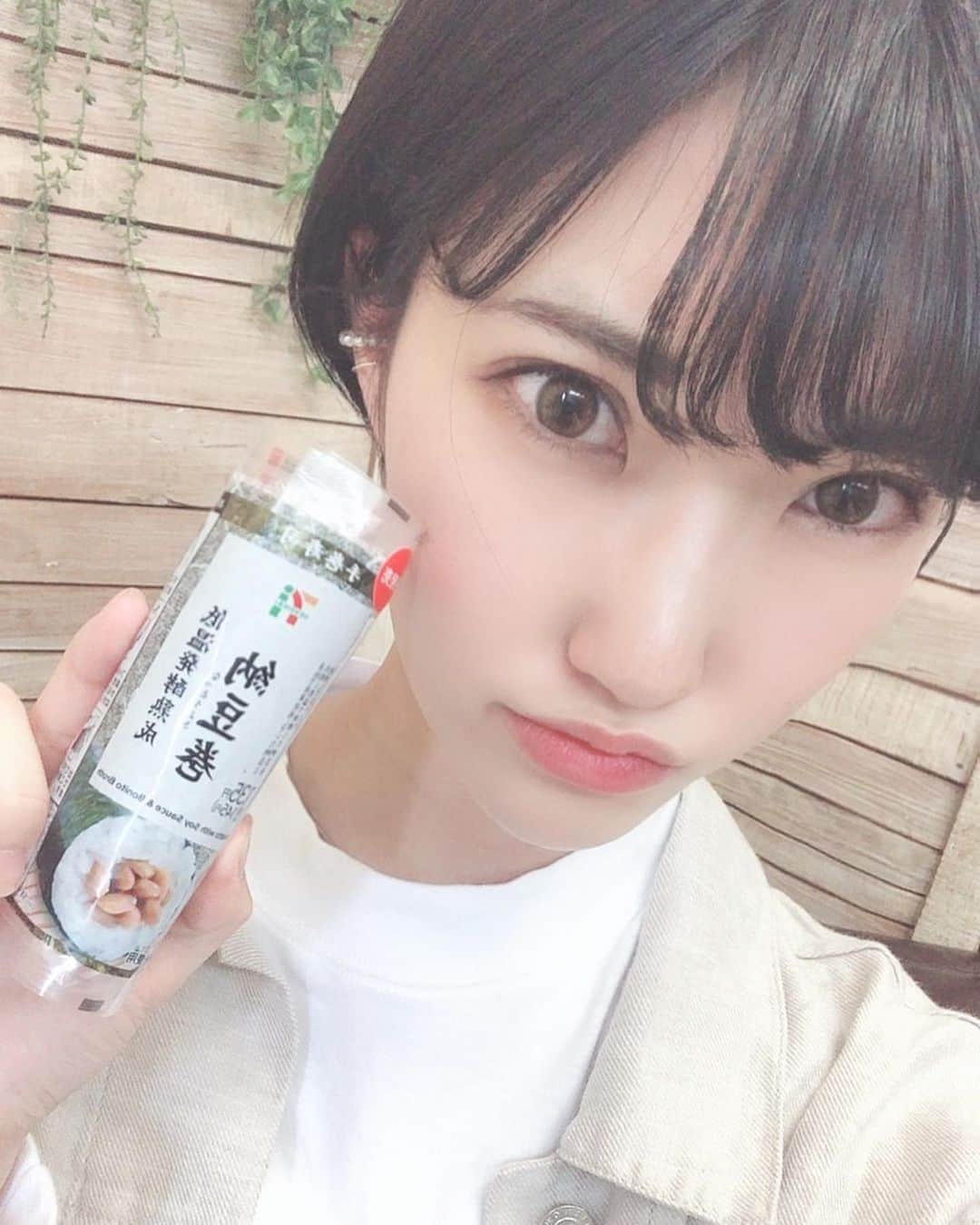 東条蒼のインスタグラム：「＊ ・ ・ ちぱるんにもらった ・ #納豆巻き ・ ・ ・ おいしかったよ❤️ ・ ・ 買ったのみなみさんだけど笑笑 ・ ・ ・ #クルジム #ジムニーガール ・ ・ #東条蒼 #クルーズグループ #セクシー女優 #av女優 #眼鏡 #黒髪 #ショート #声フェチ #蒼ファミリー #followｍe #following #japan #girl #photooftheday」