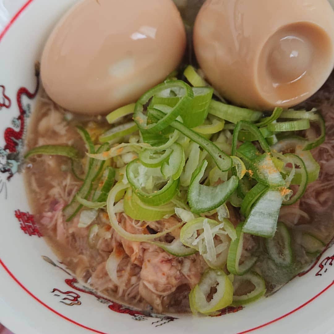安藤なつのインスタグラム：「とうとう茶色い食卓で一からラーメン作ってしまいました。 #鶏ガラ #しょうが #ニンニク #玉ねぎ #長ネギ #味玉はいつもの  #麺はなんでも #どろっどろのスープ」