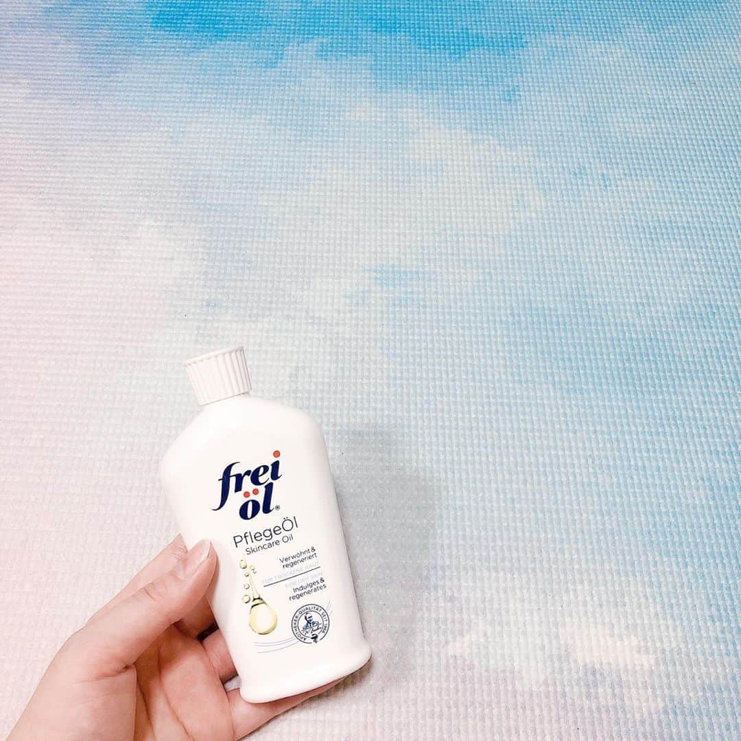 藤川沙弥のインスタグラム：「𝕓𝕠𝕕𝕪 𝕠𝕚𝕝𓂃𓈒𓏸﻿ 🛁上がりに♩今日は　@freioil.jp の🌿﻿ クリームよりオイルの方が浸透感が好き❤︎﻿ ﻿ しばらくネイルも行けないかもと思って﻿ 自粛になる前にオフしたの🥺﻿ 爪が弱いから生活し辛いけど仕方ない😢﻿ ﻿ 私の場合、伸びるのが早くて﻿ ３週で変えに行ってたの😭﻿ しばらくは爪の休憩期間と思って﻿ いまは可能な範囲で美容も﻿ 楽しみます😣🌷﻿ ﻿ 自爪が元気になってきたら﻿ セルフネイル楽しもうかな~と、﻿ ネイルポリッシュとか色々見てます💻❤️﻿ オススメあったら教えてください🥰﻿ ﻿ ﻿#おうち時間　#おうち美容 #ボディケア　#bodycare」