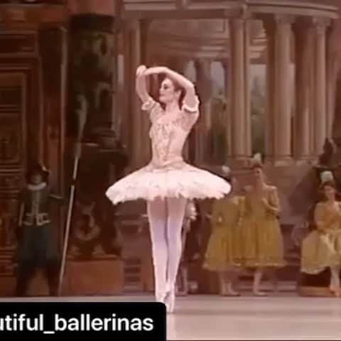 オーレリー・デュポンのインスタグラム：「Happy international dance day #sleepingbeauty #noureev #100ansdeconfinement #restonscheznous」