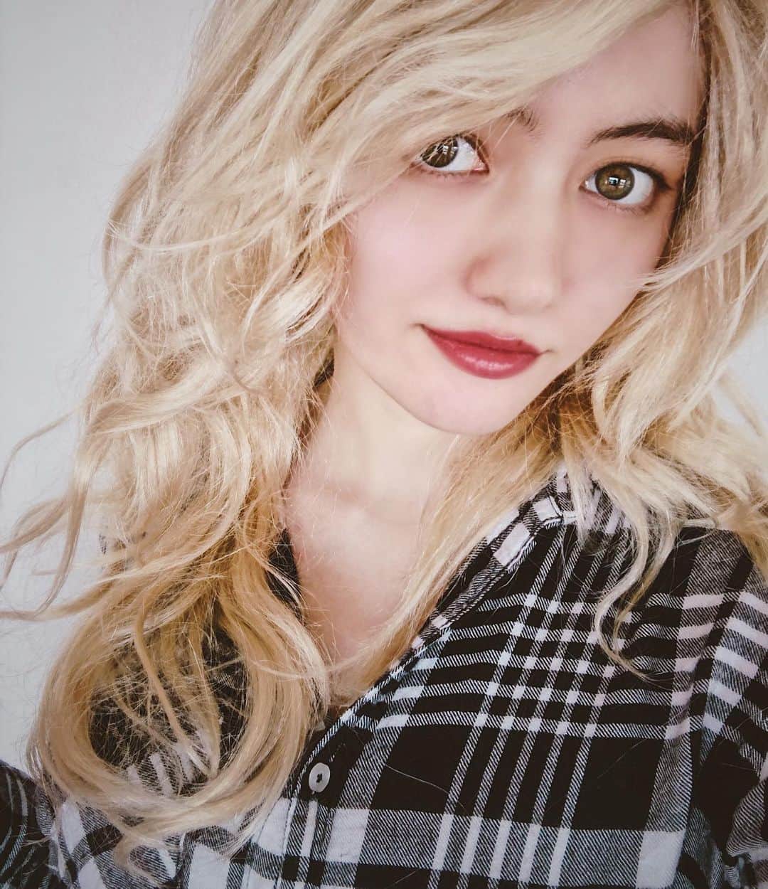 アヤカ・ウィルソンさんのインスタグラム写真 - (アヤカ・ウィルソンInstagram)「. Trying something new 💛 I kind a like myself in blonde hair. Makes me look like a spy a little bit hehe . 新しいことへの挑戦！笑笑 金髪も悪くなくない？！ スパイっぽい！拳銃を胸に隠してそう！って友達に言われた〜😘♥️ . #blondehair #ayakawilson #金髪 #アヤカウィルソン」4月29日 23時59分 - ayakawilson_official