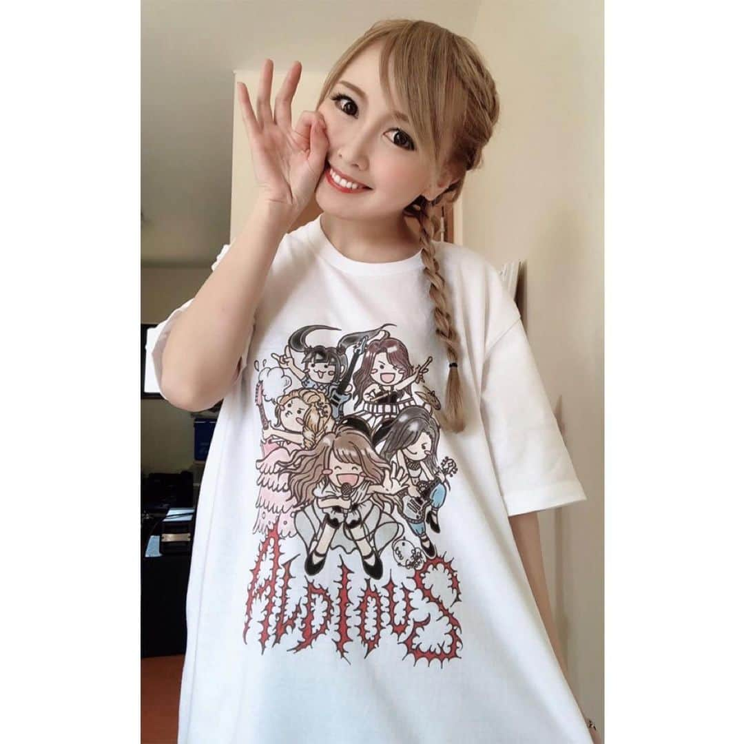 トキさんのインスタグラム写真 - (トキInstagram)「トキ描き下ろしデザインのNEW Tシャツ💖  R!Nが正式加入し、新体制となったAldiousのイラストを初めて描かせて頂き、 ずっと念願だったTシャツを今回作る事ができました！ メンバー達が1番輝ける、ライヴ中の姿を想像しながら描きました。 ステージに立つAldiousのメンバー達と、いつでもどこでもいっしょに居られる気分になれるTシャツ！ ライヴだけではなく、色んな所へ着て連れていってあげてくださいね。  コロナが終息していなくて 今はとても大変な世の中だけど、 着てくれた人が、少しでもニンマリ笑顔になってくれますように🐣  #Aldious #アルディアス　#ツアーグッズ」4月30日 0時09分 - aldioustoki