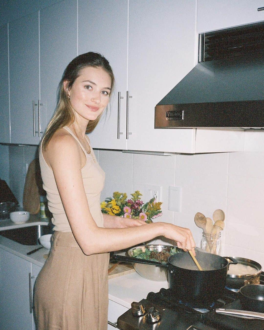 サンヌ・ヴロートさんのインスタグラム写真 - (サンヌ・ヴロートInstagram)「Cook, eat, sleep and repeat! One of my favorite things to do is to try out new recipes, try out new flavors and create mostly plant- based dishes from all over the world! I have been cooking lots of comforting curries in the last weeks but need some inspiration for new recipes. Comment down below your favorite dish from your country! 😋」4月30日 0時19分 - sannevloet