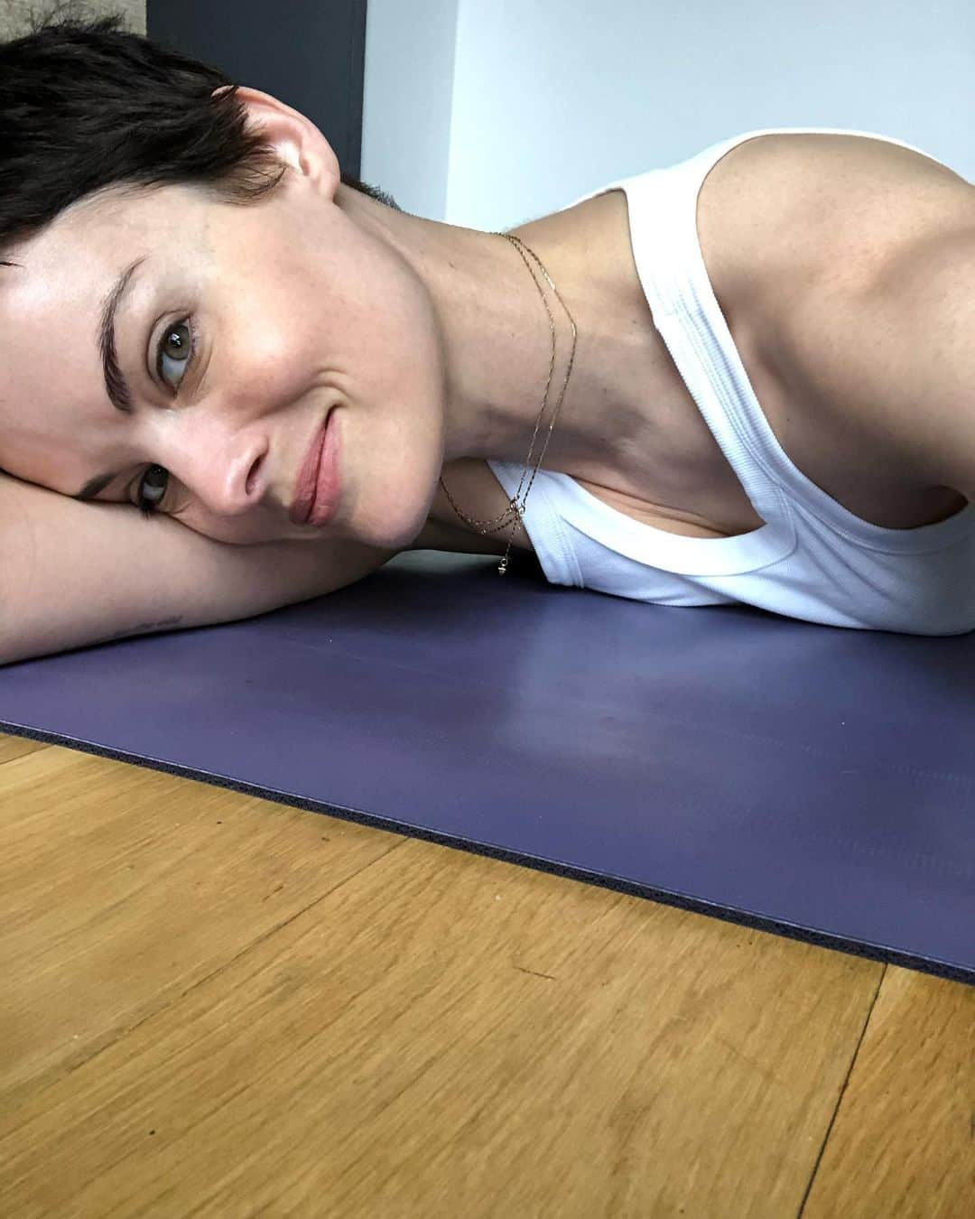 ジェイミー・アレクサンダーさんのインスタグラム写真 - (ジェイミー・アレクサンダーInstagram)「I have found yoga to be incredibly helpful not only for my physical body but also my mental wellbeing. Yoga has helped me slowdown and locate my center in stressful times (including this one). Yoga has been the one constant that I can rely on whenever and wherever and with whatever state of physical health I’m in. The practice of Yoga reminds me to breathe and live in the present moment. 🧘🏻‍♀️ I’d love to know what is helping you through these trying times. What is your helpful and healthy go-to when you are stressed? ♥️🙏🏻♥️」4月30日 0時14分 - jaimiealexander