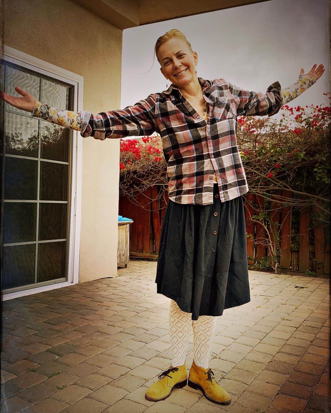 ロブ・モローのインスタグラム：「Voted #BestDressedQuarantinePartner @debbonayer」