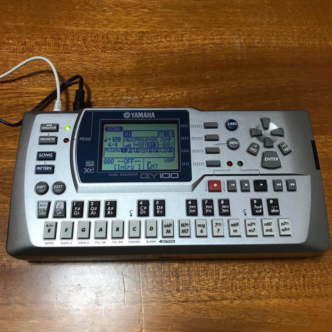 キートンのインスタグラム：「急で急ぎの作業。 久しぶりにYAMAHA QY100を使う。 久しぶり過ぎて内蔵電池が切れていた。 電池を買い、交換して、やっと作業。 もう疲れた。 今QY100を使ってるの、日本で俺だけだろうな。 #YAMAHA #QY100 #キートン」